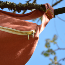 Charger l'image dans la galerie, EN STOCK Sac banane XXL - gabardine de coton rose-terracotta / zip double curseur blanc et doré