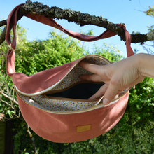 Charger l'image dans la galerie, EN STOCK Sac banane XXL - gabardine de coton rose-terracotta / zip double curseur blanc et doré