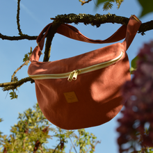 Charger l'image dans la galerie, EN STOCK Sac banane XXL - gabardine de coton rose-terracotta / zip double curseur blanc et doré