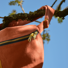Charger l'image dans la galerie, Sac banane XXL - gabardine de coton rose-terracotta / zip double curseur bleu marine et doré