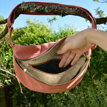 Charger l'image dans la galerie, Sac banane XXL - gabardine de coton rose-terracotta / zip double curseur bleu marine et doré