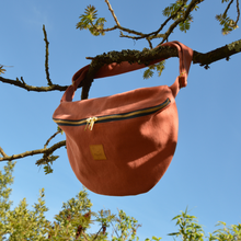 Charger l'image dans la galerie, Sac banane XXL - gabardine de coton rose-terracotta / zip double curseur bleu marine et doré