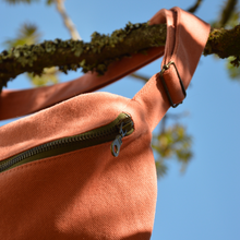 Charger l'image dans la galerie, Sac banane XXL - gabardine de coton rose-terracotta / zip kaki