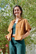 Charger l'image dans la galerie, Réalisé sur commande - Chemisette/blouse 100% fait main - viscose éco-responsable certifiée Ecovero™ - coloris ocre et blanc