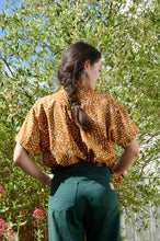 Charger l'image dans la galerie, Réalisé sur commande - Chemisette/blouse 100% fait main - viscose éco-responsable certifiée Ecovero™ - coloris ocre et blanc