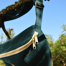 Charger l'image dans la galerie, Sac banane XXL - gabardine de coton vert forêt / zip double curseur blanc et doré