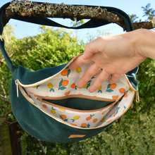 Charger l'image dans la galerie, Sac banane XXL - gabardine de coton vert forêt / zip double curseur blanc et doré