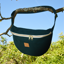 Charger l'image dans la galerie, Sac banane XXL - gabardine de coton vert forêt / zip double curseur blanc et doré