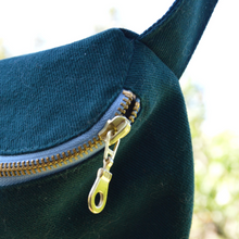 Charger l'image dans la galerie, EN STOCK Sac banane XXL - gabardine de coton vert forêt / zip bleu ciel et doré