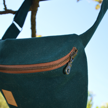 Charger l'image dans la galerie, EN STOCK Sac banane XXL - gabardine de coton vert forêt / zip marron