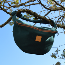Charger l'image dans la galerie, EN STOCK Sac banane XXL - gabardine de coton vert forêt / zip marron