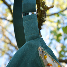 Charger l'image dans la galerie, EN STOCK Sac banane XXL - gabardine de coton vert forêt / zip vert forêt