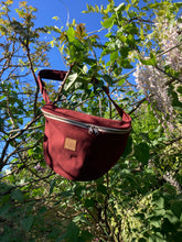 Charger l'image dans la galerie, EN STOCK Sac banane XXL - gabardine de coton prune-bordeaux / zip double curseur beige et bronze