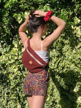 Charger l'image dans la galerie, EN STOCK Sac banane XXL - gabardine de coton prune-bordeaux / zip double curseur beige et bronze