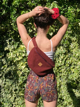 Charger l'image dans la galerie, EN STOCK Sac banane XXL - gabardine de coton prune-bordeaux / zip rouge bordeaux