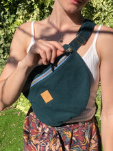 Charger l'image dans la galerie, EN STOCK Sac banane XXL - gabardine de coton vert forêt / zip bleu ciel et doré