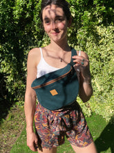Charger l'image dans la galerie, EN STOCK Sac banane XXL - gabardine de coton vert forêt / zip marron