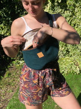 Charger l'image dans la galerie, EN STOCK Sac banane XXL - gabardine de coton vert forêt / zip marron