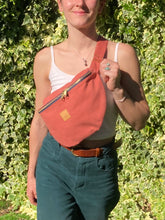 Charger l'image dans la galerie, Sac banane XXL - gabardine de coton rose-terracotta / zip double curseur bleu marine et doré