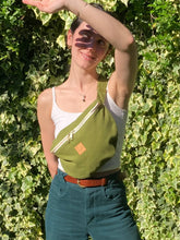 Charger l'image dans la galerie, Sac banane XXL - gabardine de coton vert matcha / zip double curseur blanc et doré