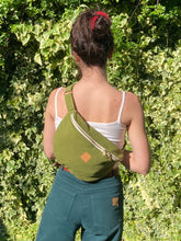 Charger l'image dans la galerie, Sac banane XXL - gabardine de coton vert matcha / zip double curseur blanc et doré