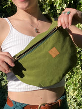 Charger l'image dans la galerie, Sac banane XXL - gabardine de coton vert matcha / zip double curseur vert et doré