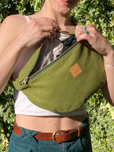 Charger l'image dans la galerie, Sac banane XXL - gabardine de coton vert matcha / zip double curseur vert et doré