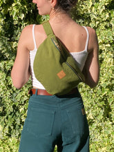 Charger l'image dans la galerie, Sac banane XXL - gabardine de coton vert matcha / zip double curseur vert et doré