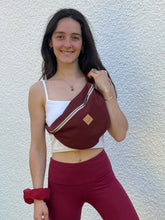 Charger l'image dans la galerie, EN STOCK Sac banane XXL - gabardine de coton prune-bordeaux / zip double curseur beige et bronze