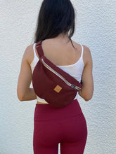 Charger l'image dans la galerie, EN STOCK Sac banane XXL - gabardine de coton prune-bordeaux / zip double curseur beige et bronze