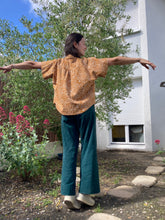 Charger l'image dans la galerie, Réalisé sur commande - Chemisette/blouse 100% fait main - viscose éco-responsable certifiée Ecovero™ - coloris ocre et blanc