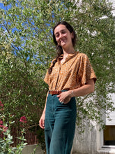 Charger l'image dans la galerie, Réalisé sur commande - Chemisette/blouse 100% fait main - viscose éco-responsable certifiée Ecovero™ - coloris ocre et blanc