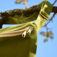 Charger l'image dans la galerie, Sac banane XXL - gabardine de coton vert matcha / zip double curseur blanc et doré