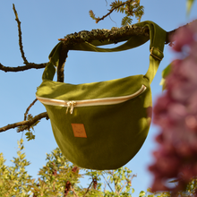 Charger l'image dans la galerie, Sac banane XXL - gabardine de coton vert matcha / zip double curseur blanc et doré