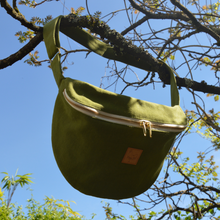 Charger l'image dans la galerie, Sac banane XXL - gabardine de coton vert matcha / zip double curseur blanc et doré
