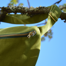 Charger l'image dans la galerie, Sac banane XXL - gabardine de coton vert matcha / zip double curseur vert et doré