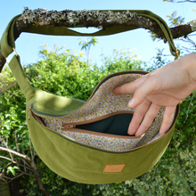 Charger l'image dans la galerie, Sac banane XXL - gabardine de coton vert matcha / zip double curseur vert et doré