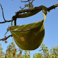 Charger l'image dans la galerie, Sac banane XXL - gabardine de coton vert matcha / zip double curseur vert et doré