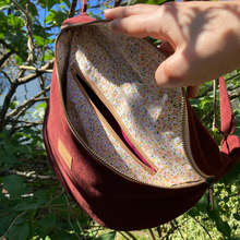 Charger l'image dans la galerie, EN STOCK Sac banane XXL - gabardine de coton prune-bordeaux / zip double curseur beige et bronze