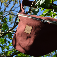 Charger l'image dans la galerie, EN STOCK Sac banane XXL - gabardine de coton prune-bordeaux / zip double curseur beige et bronze