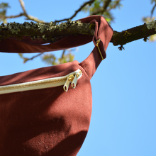 Charger l'image dans la galerie, Sac banane XXL - gabardine de coton prune-bordeaux / zip double curseur blanc et doré