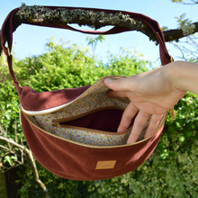 Charger l'image dans la galerie, Sac banane XXL - gabardine de coton prune-bordeaux / zip double curseur blanc et doré