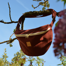 Charger l'image dans la galerie, Sac banane XXL - gabardine de coton prune-bordeaux / zip double curseur blanc et doré