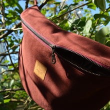 Charger l'image dans la galerie, EN STOCK Sac banane XXL - gabardine de coton prune-bordeaux / zip rouge bordeaux
