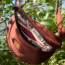 Charger l'image dans la galerie, EN STOCK Sac banane XXL - gabardine de coton prune-bordeaux / zip rouge bordeaux