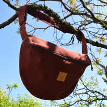 Charger l'image dans la galerie, EN STOCK Sac banane XXL - gabardine de coton prune-bordeaux / zip rouge bordeaux