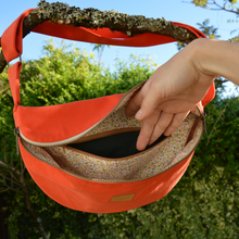 Charger l'image dans la galerie, Sac banane XXL - gabardine de coton orange tangerine / zip double curseur beige et bronze