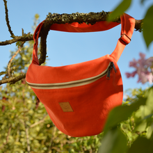 Charger l'image dans la galerie, Sac banane XXL - gabardine de coton orange tangerine / zip double curseur beige et bronze