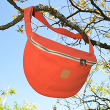 Charger l'image dans la galerie, Sac banane XXL - gabardine de coton orange tangerine / zip double curseur beige et bronze