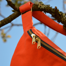 Charger l'image dans la galerie, Sac banane XXL - gabardine de coton orange tangerine / zip double curseur bleu marine et doré